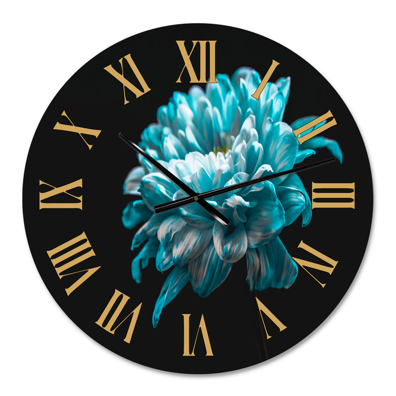 Gros plan sur une marguerite bleue et blanche pure II - horloge murale traditionnelle, Moyen