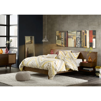 Lit Clark avec deux tables de chevet attachées, un ensemble de chambre à coucher fonctionnel et élégant pour un sommeil confortable et un rangement pratique