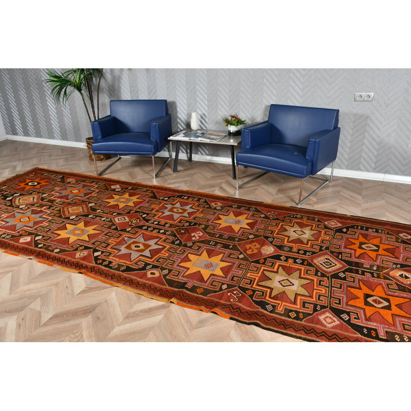 Chemin de table kilim turc tissé à la main en rouge vif avec des motifs pastel géométriques antiques parfaits pour les espaces de cuisine et de couloir offrant une ambiance rétro éclectique