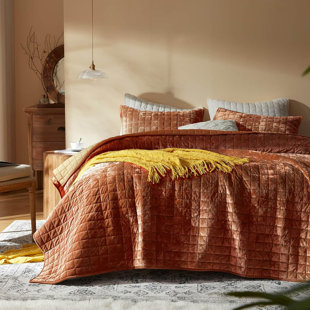 3-Piece Velvet Quilt Lightweight Comforter & 2 Pillow Shams, Checkered Pattern, Oversized 118x106 Inches, All-Season Bed Cover