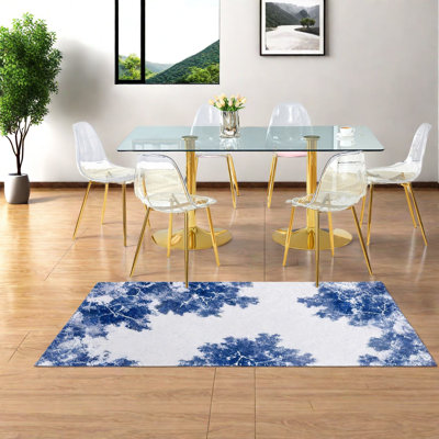Ensemble de table de salle à manger moderne avec verre trempé et chaises transparentes, accents dorés pour une expérience culinaire spacieuse