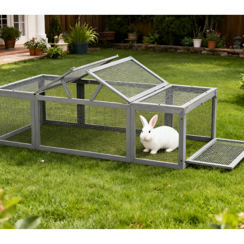 Grand lapin gris en bois avec couloir extérieur et portes verrouillables sécurisées, habitat confortable pour la vie quotidienne des lapins, protection contre les prédateurs par ventilation en fil de fer galvanisé, structure en bois de sapin massif