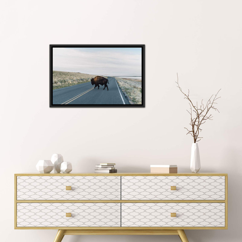 « buffalo bison » par chelsea victoria-impression, Toile avec cadre noir, H 18 po x l 26 po x P 1,5 po
