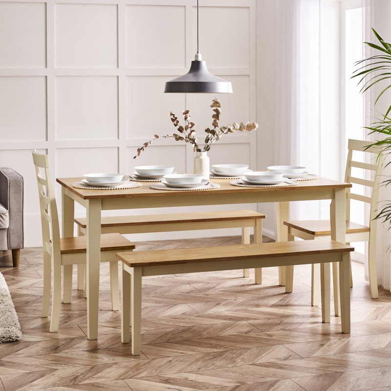 Ensemble de table de salle à manger en bois d'hévéa Alissah avec finition chêne-crème, 5 pièces: table, 2 bancs, 2 chaises
