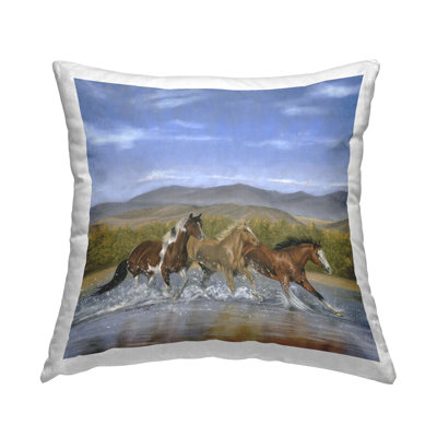 Coussin décoratif imprimé Splashing River Horses par Victoria Schultz