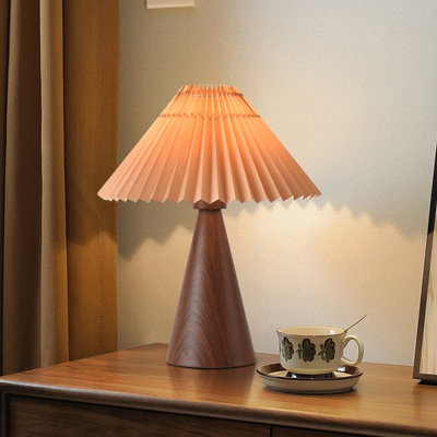Lampe de table 13,77 po à grain de bois avec abat-jour en tissu plissé brun
