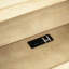 Lit de jour simple avec tiroirs de rangement, ports et installations pratiques dans les armoires de couleur bois-777026326