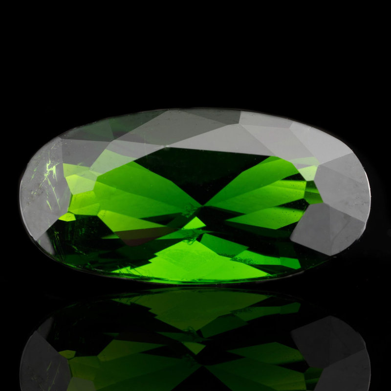 Diopside chromé ovale taillé en Tanzanie