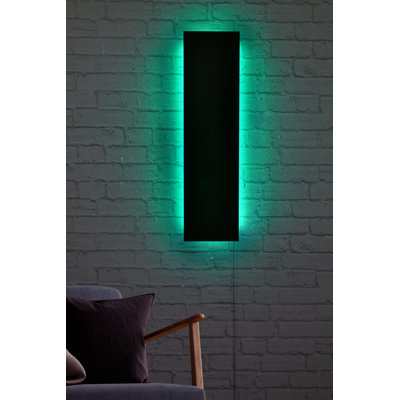 Élégant éclairage DEL décoratif avec accents de couleur verte, 29,5 po x 7,9 po | Base de panneau de fibres à densité moyenne noire (épaisseur de 0,1 pouce) | 60 bandes à DEL 60 m / m, sortie 12 V CC 1 A, 12,0 watts | Système de suspension murale intégré, parfait pour la décoration intérieure