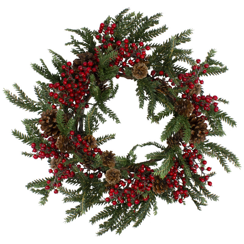 Couronne de Noël artificielle 22 po avec baies et pommes de pin rouges et vertes non éclairée