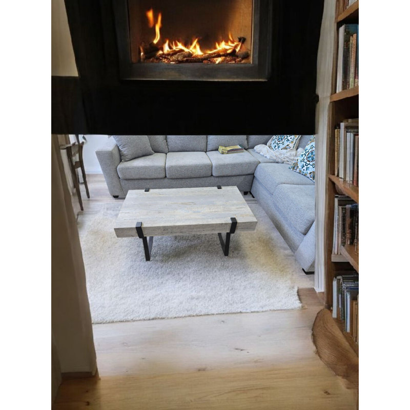 Table basse moderne blanc délavé avec pieds en métal noir