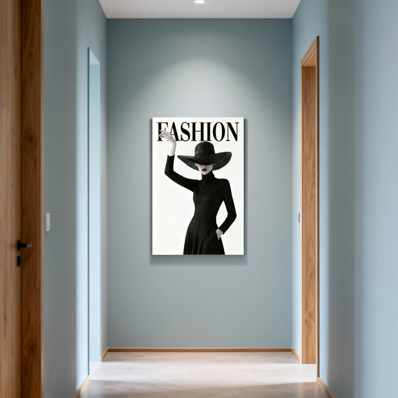 Mannequin en robe noire et chapeau