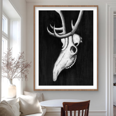 Crâne de cerf dans le noir - impression encadrée en noir et blanc