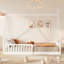 Lit simple en bois avec clôture-630084217