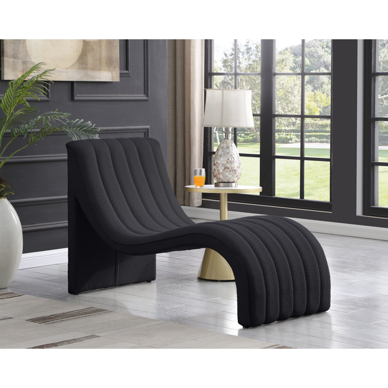 Chaise longue rembourrée Orian, Tissu noir en fausse peau de mouton
