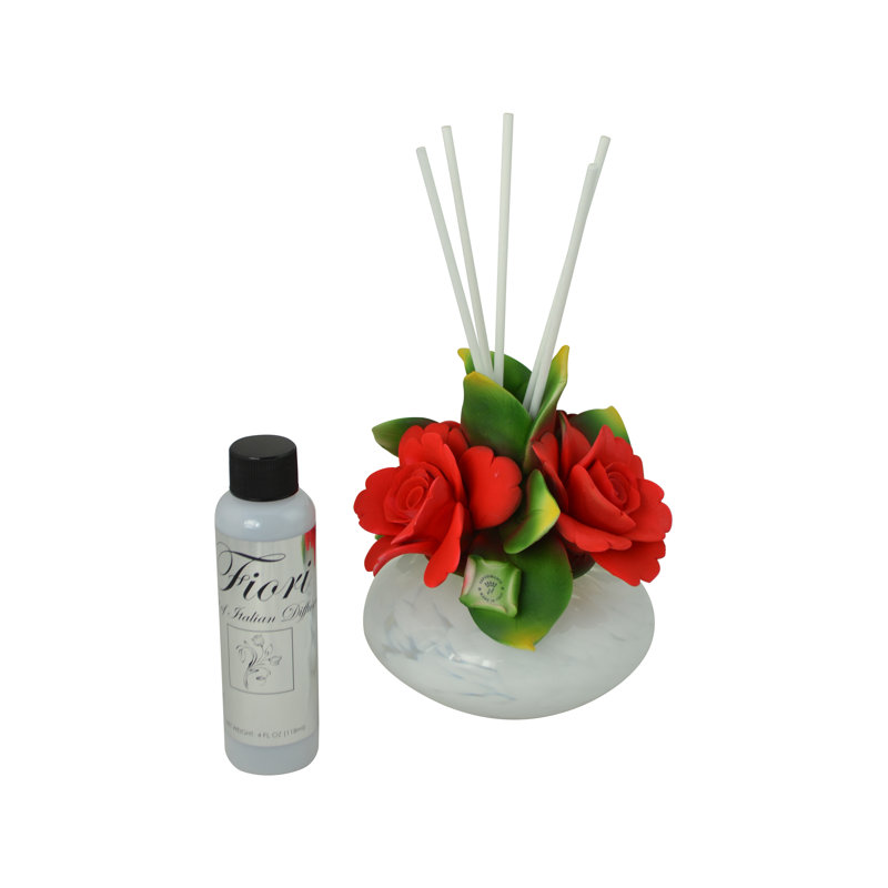 L'ensemble de diffuseur d'huile en céramique avec roses comprend une bouteille d'huile parfumée pour la maison de 4 oz