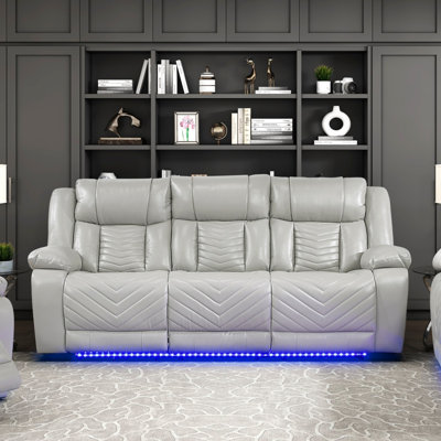 Canapé inclinable électrique gris luxueux avec porte-gobelets, chargeur sans fil, éclairage DEL et ports de chargement. Meuble haut de gamme en similicuir. Sofa trois places.