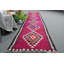 Tapis de couloir Kilim turc authentique dans un design rose complexe pour une décoration intérieure moderne brun / rose