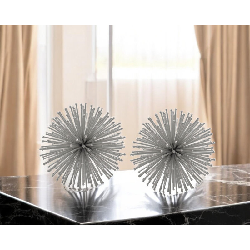 Ensemble de deux sculptures de table sphériques en fer argentées