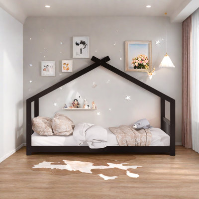 Lit simple en bois