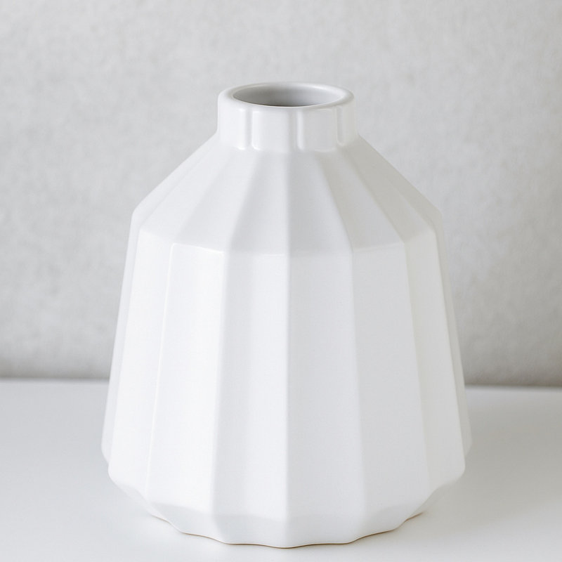Vase en céramique nervurée, H 8,5 po x l 7,75 po x P 7,75 po