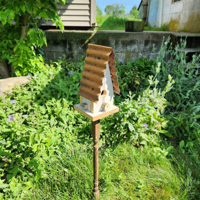 Cabane à oiseaux Chippy White Church-Style, bois de grange récupéré avec toit en métal ondulé, suspendu