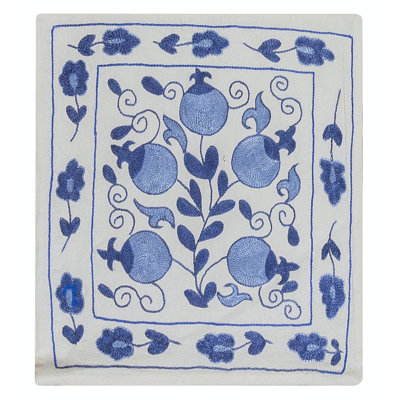 Housse de coussin en soie brodée à la main New Silk New, housse de coussin en dentelle décorative crème et bleue. 17 x 19 po
