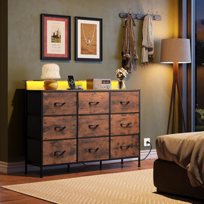 Meuble télé commode pour 50, 55 pouces, commode à DEL pour chambre à coucher, commode brun rustique pour chambre à coucher avec lumières DEL et station de charge, 9 tiroirs en tissu, plateau en bois, salon, placard