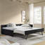 Lit de jour rembourré pleine grandeur en velours noir avec couchette, cadre de lit confortable et à rayures verticales pour un joli style Mid-Century moderne, café dans la bonne chambre, eucalyptus renforcé