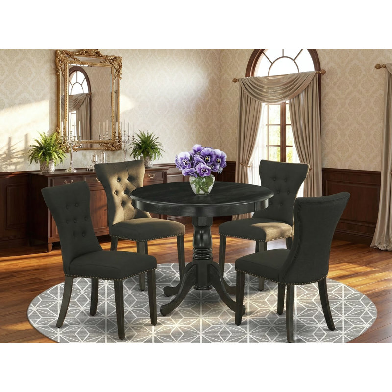 L'ensemble de table de salle à manger 5 pièces pour 4 personnes comprend une table de cuisine ronde avec piédestal et 4 chaises de salle à manger Parsons en tissu noir, 36 x 36 po, noir brossé