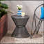 Table d'appoint Nevada avec un design en maille audacieuse et une structure en fer robuste, parfaite pour la vie en plein air et les réceptions.