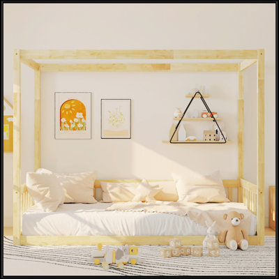 Lit simple à baldaquin en bois avec garde-corps et finition naturelle, parfait pour un sommeil confortable et sécuritaire