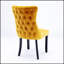 Chaise rembourrée à oreilles avec garniture cloutée et pieds en bois massif pour une assise confortable et élégante dans tout espace repas-359549143-359549129