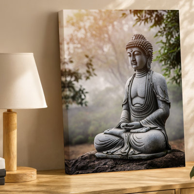 Toile, statue de Bouddha en pierre sereine posée gracieusement sur un rocher, art rupestre entouré de verdure douce et brumeuse