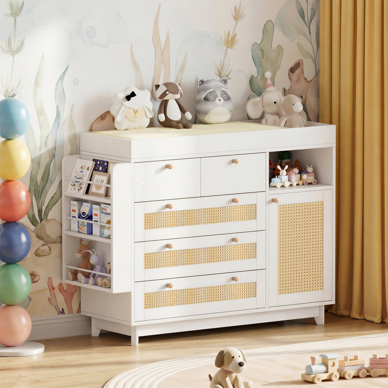 Commode en bois de rotin avec 5 tiroirs, armoire et tablettes ouvertes, station de table à langer pour bébé avec rangement multifonctionnel, commode à langer pour chambre de bébé, chambre à coucher ou salle de jeux