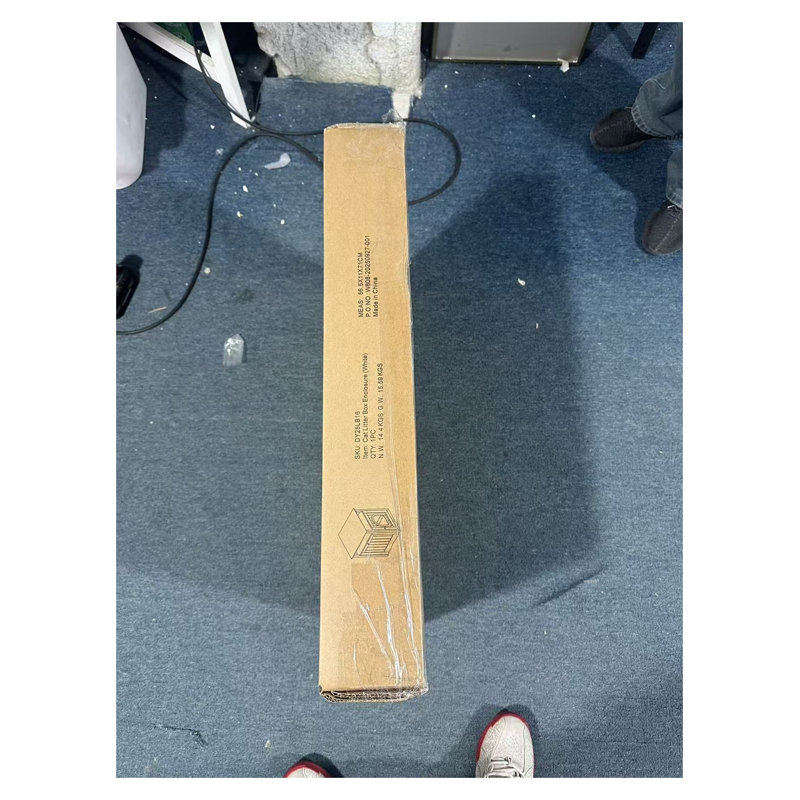 Enceinte moderne blanche pour chat avec bac de rangement, étagère en bois pour animaux de compagnie et table de chevet