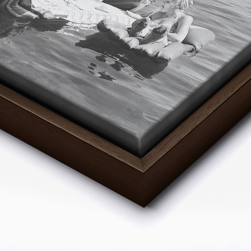 Femmes mangeant des spaghettis sur le lac, Canevas, H 16 po x l 20 po, Brown Framed