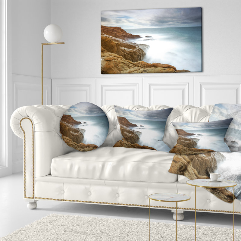Coussin décoratif à imprimé de roches et de mousse rouge foncé Sea & Shore