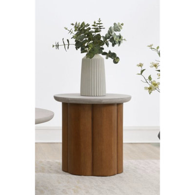 Charmante table de bout en faux béton et noyer pour un décor polyvalent