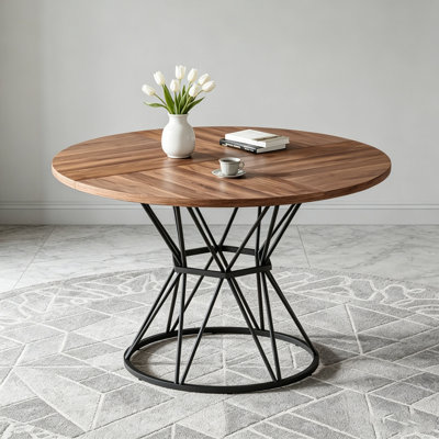 Une table de salle à manger circulaire d'un diamètre de 47,3 pouces, comprenant 4 plateaux de table en bois aggloméré noyer, des supports en métal en forme de sablier noir et une table de salle à manger de style industriel moderne pour 4 à 6 personnes.