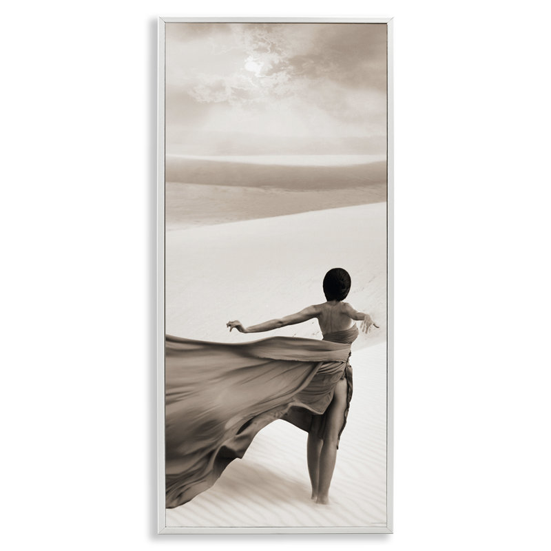 «Billowing Dress in Desert», art giclée par Reinders, H 24 po x l 10 po, Giclée encadrée blanc bord de mer