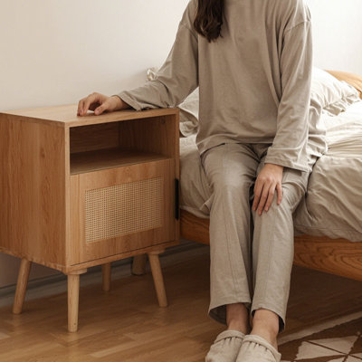 Table de chevet en rotin de 58 cm avec porte et étagère ouverte, pieds en bois massif, table d'appoint pour chambre, dortoir, petits espaces – Chêne