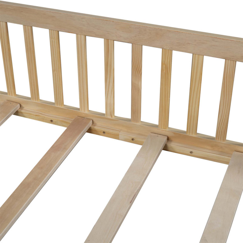Charmant lit plateforme en bois pleine grandeur avec garde-corps, parfait pour les chambres d'enfants et un décor créatif