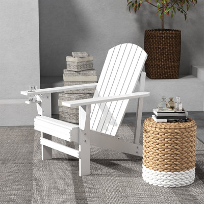 Chaise blanche en bois avec porte-gobelet, parfaite pour les espaces de loisirs extérieurs dans le patio, la pelouse, la terrasse, le jardin, la cour arrière, le foyer - comme les intempéries conviennent
