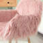 Chaise rose en fausse fourrure avec structure en métal