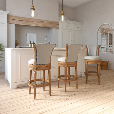31 po en bois avec haut dossier, 180 pivotant, finition naturelle vieillie, siège rembourré gris, deux options de hauteur de pieds, détails décoratifs, repose-pieds en métal, idéal pour les choix de décor rustique, transitionnel idéal