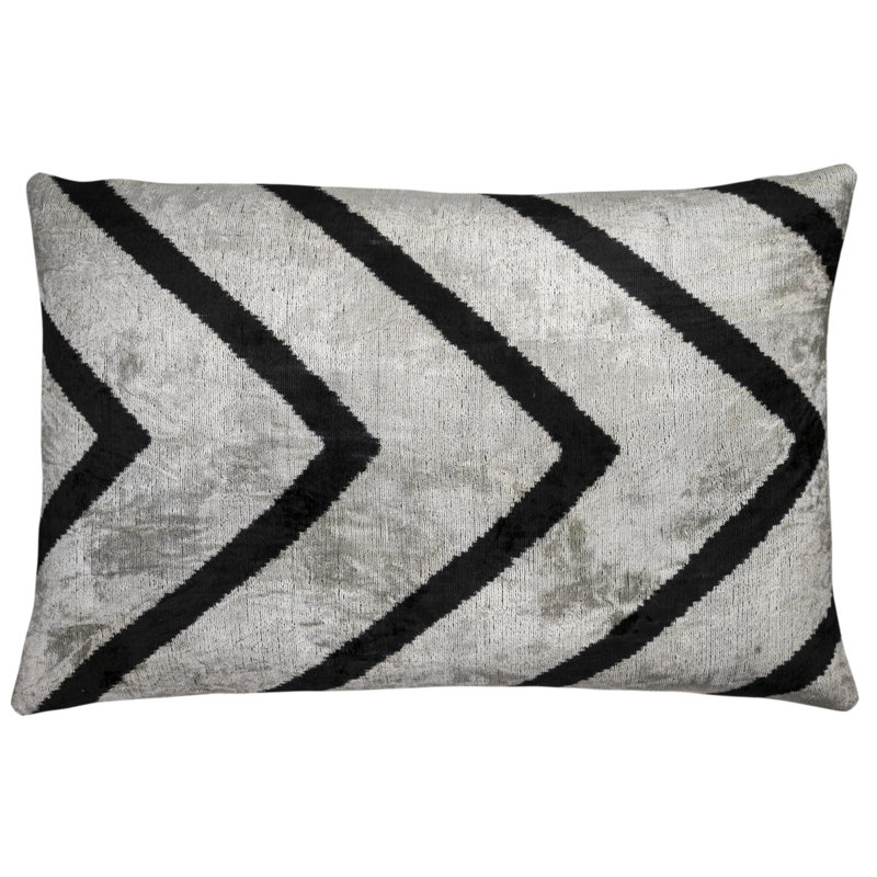 Coussin en velours fait à la main - argent et chevron noir, 16 po x 24 po