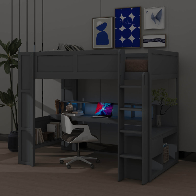 Lit mezzanine en bois pour jouer, comprenant un bureau, plusieurs tablettes de rangement et une prise de recharge