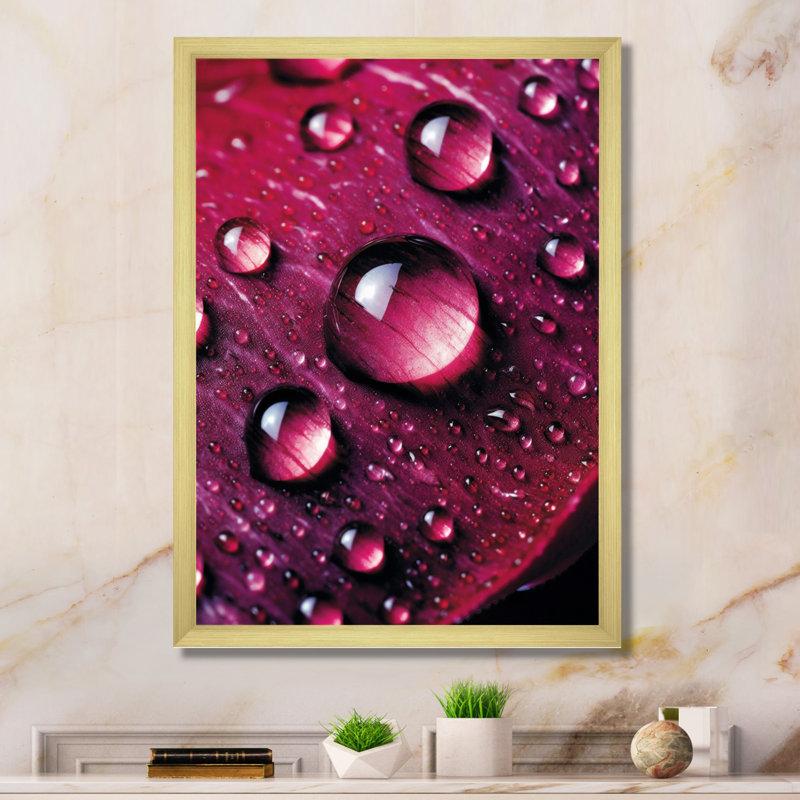 Rose rouge avec des gouttes de pluie xvi sur toile, H 34 po x l 44 po x P 1,5 po, Cadre doré à une seule photo