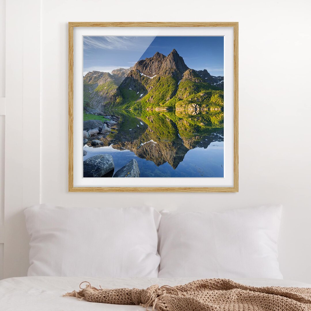 Gerahmtes Poster Berglandschaft mit Wasserspiegelung in Norwegen